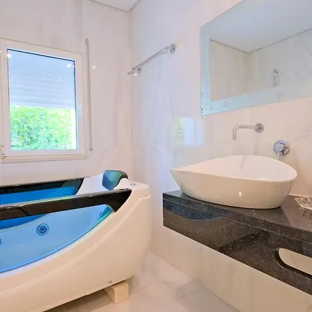 Pansiyon Elegant Guest With Hot Tub Full Shared