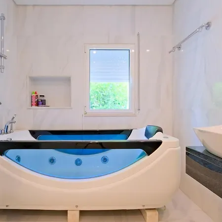 Elegant Guest With Hot Tub Full Shared *