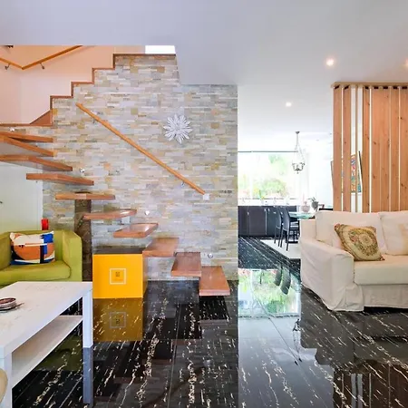 Elegant Guest With Hot Tub Full Shared Лиссабон